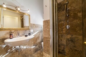 Regadera, secadora de cabello, bidet, toallas 