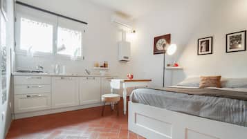 Iron/ironing board, WiFi, bed sheets