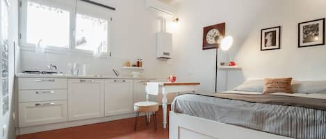 Tabla de planchar con plancha, wifi y ropa de cama