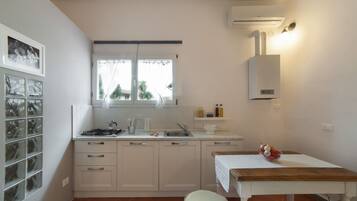 Stovetop, coffee/tea maker, toaster
