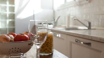Parrilla de estufa, cafetera y tetera y tostadora