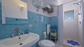 Dusche, Haartrockner, Bidet, Handtücher