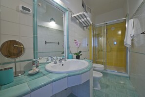 Chuveiro, secador de cabelo, bidê, toalhas de banho