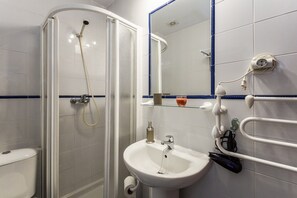 Chuveiro, secador de cabelo, toalhas de banho 