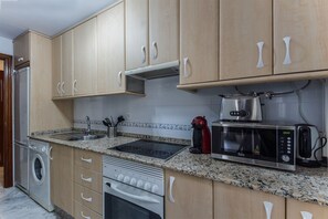 Een koelkast, een microgolfoven, een oven