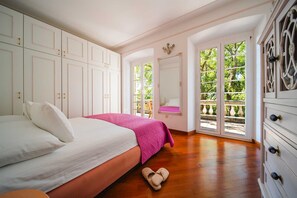 4 bedrooms, iron/ironing board, free WiFi