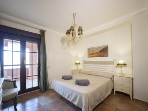 1 slaapkamer, een strijkplank/strijkijzer, gratis wifi, beddengoed
