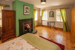 6 bedrooms, iron/ironing board, travel cot, WiFi - Cottage 182 - Letterfrack - sleeps 12 guests  in 6 bedrooms (Letterfrack)