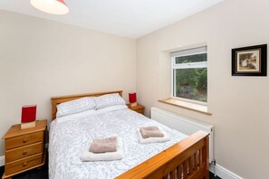 2 makuuhuonetta, silitysrauta/-lauta, Wi-Fi, vuodevaatteet