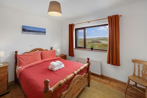 3 bedrooms, iron/ironing board, WiFi, bed sheets - Cottage 118 - Cleggan - sleeps 7 guests  in 3 bedrooms (Cleggan)