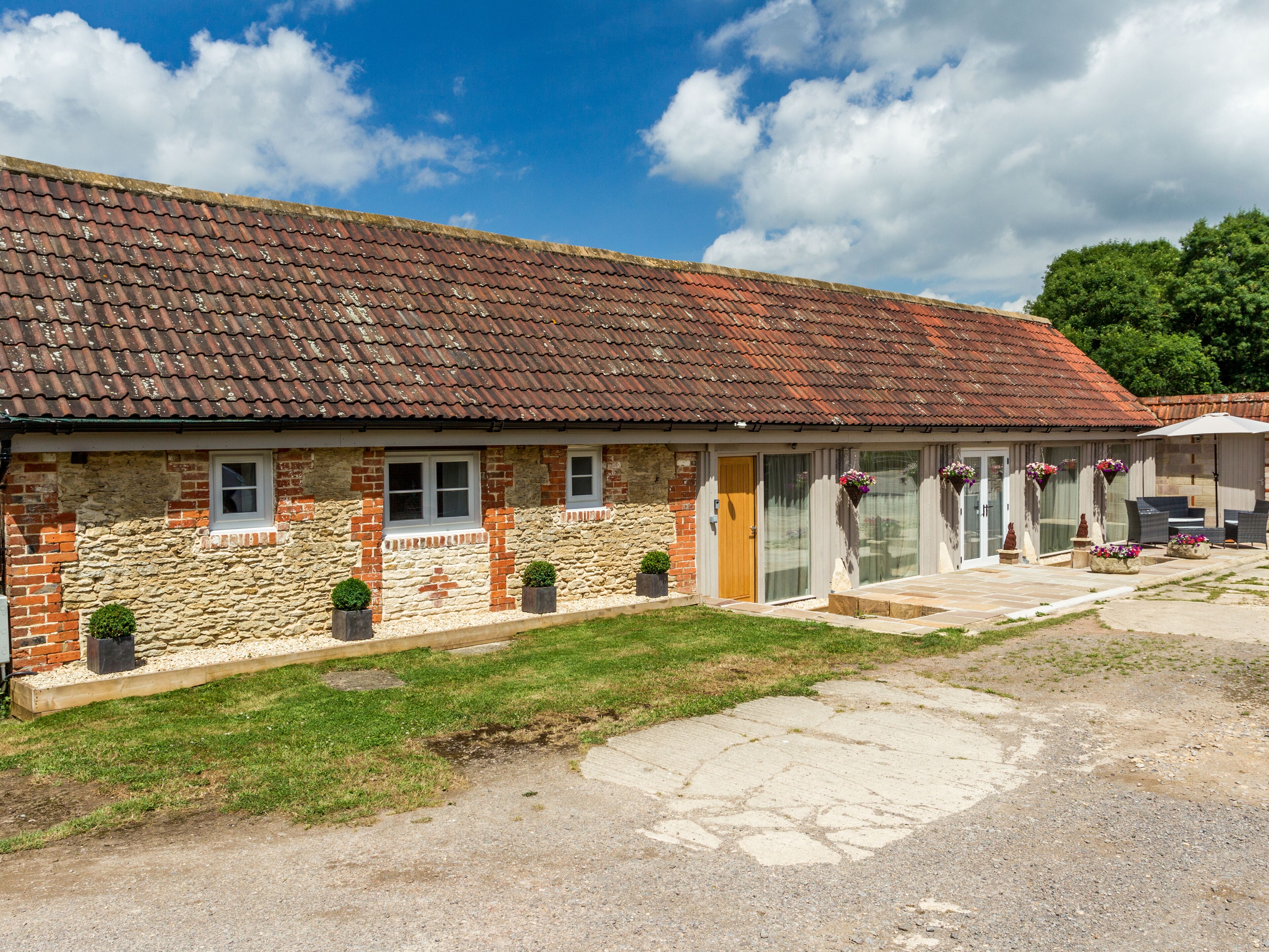 OXEN COTTAGE @ NABLES FARM, pet friendly in Upper Seagry