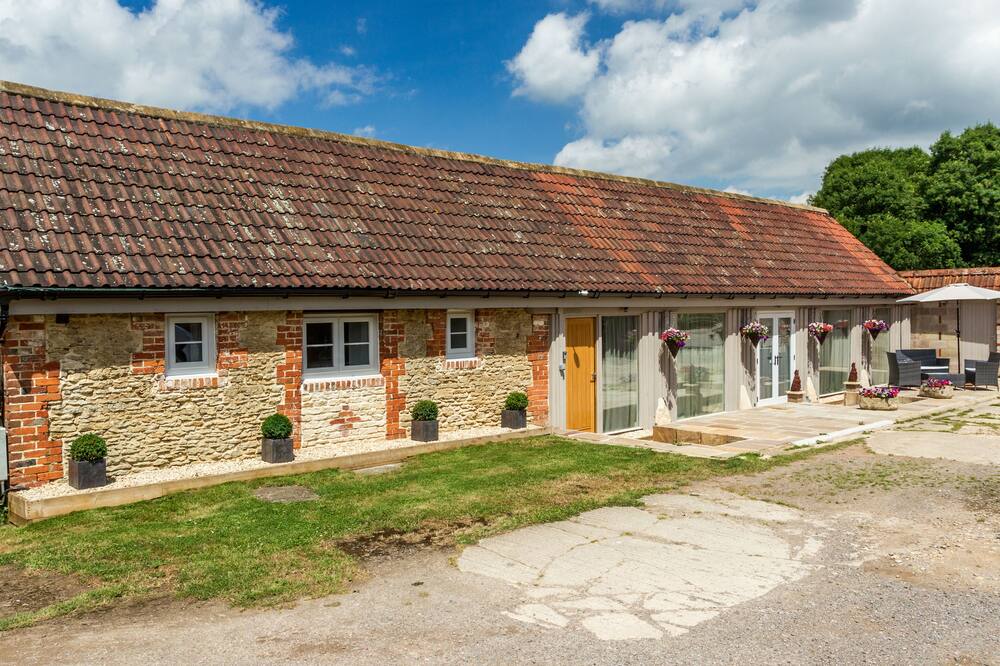 OXEN COTTAGE @ NABLES FARM, pet friendly in Upper Seagry