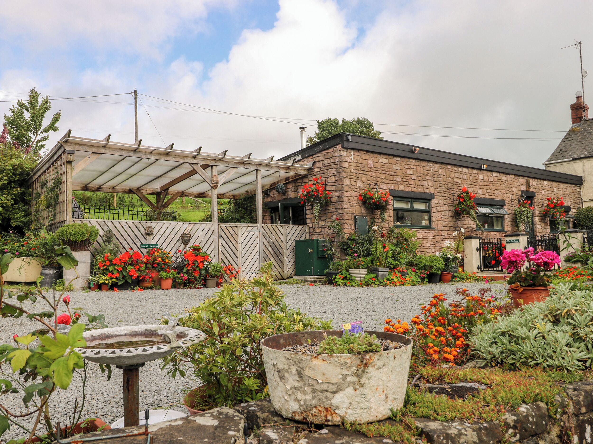 FFYNNONLWYD COTTAGE, family friendly, with hot tub in St Clears