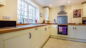 Kitchen, Anne Boleyn Cottage at Sudeley Castle, Bolthole Retreats