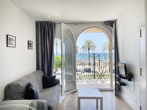 RIBERA PETIT BY BLAUSITGES Small apartment with superb sea views in Sitges.