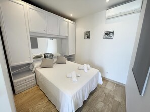 1 chambre, fer et planche à repasser, accès à Internet, literie fournie