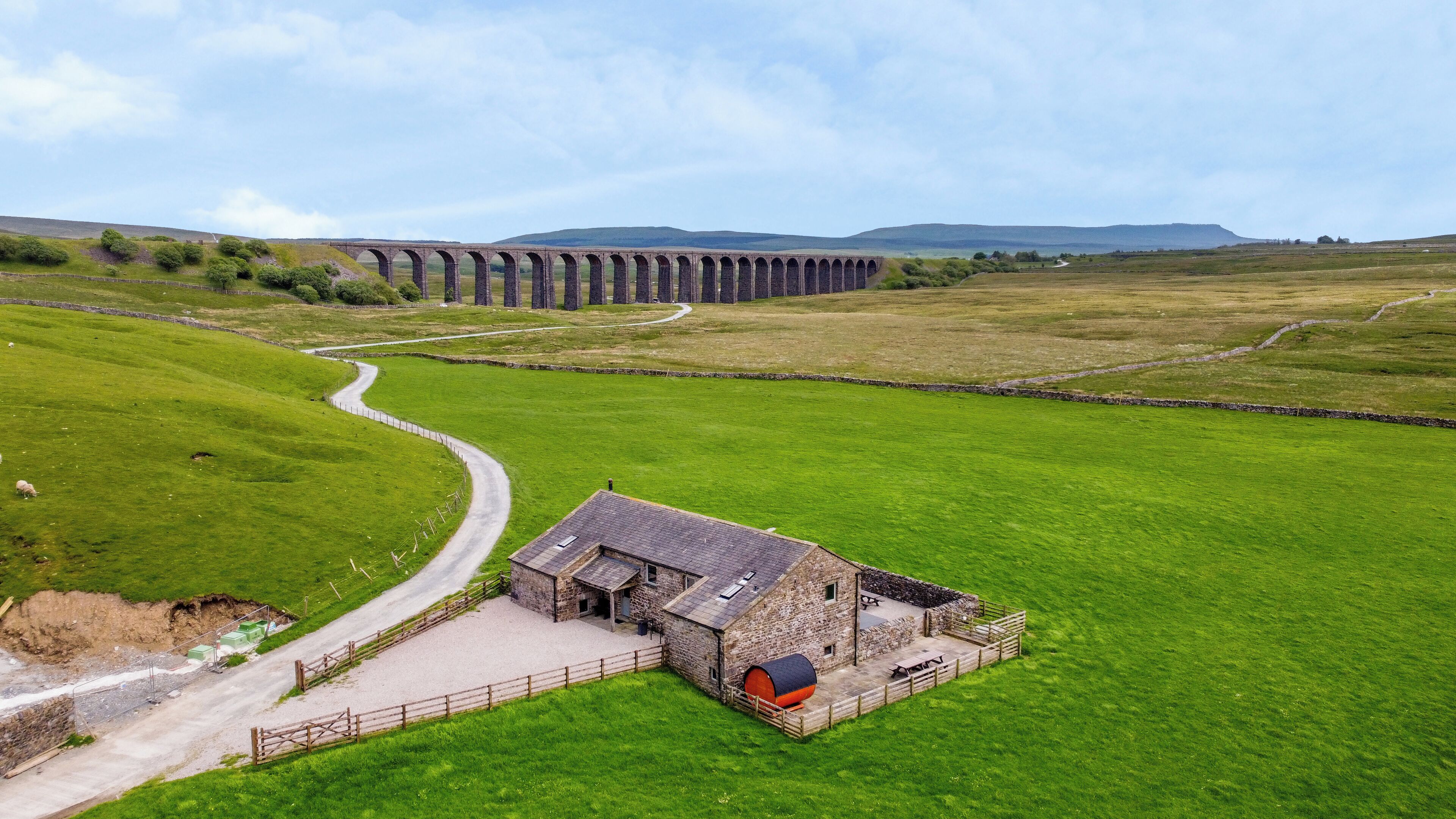 THREE PEAKS BARN, family friendly, with hot tub in Chapel-Le-Dale