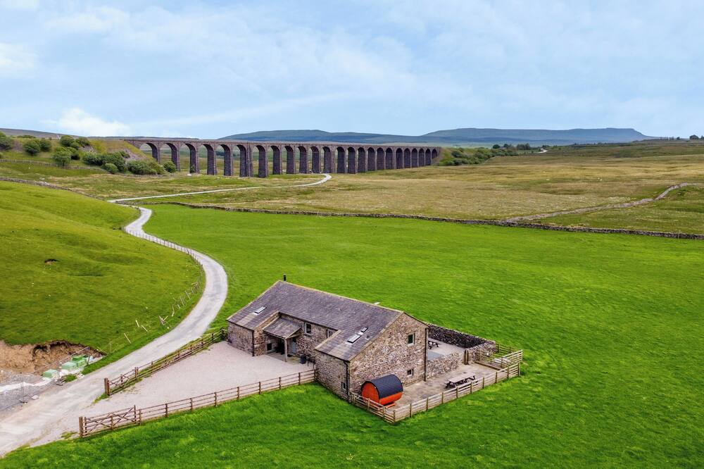 THREE PEAKS BARN, family friendly, with hot tub in Chapel-Le-Dale