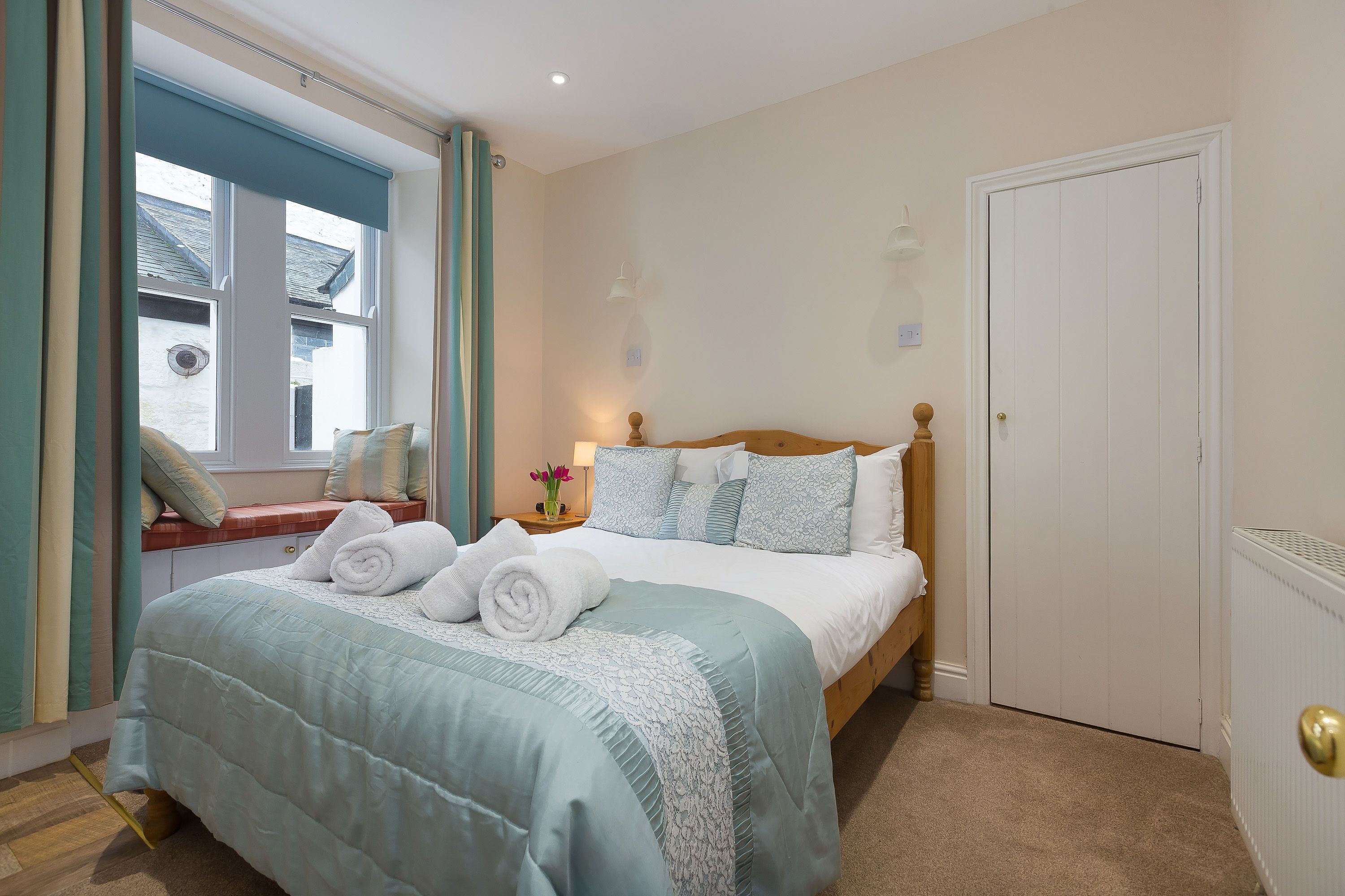 4 bedrooms, desk, iron/ironing board, WiFi