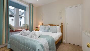 4 bedrooms, desk, iron/ironing board, WiFi