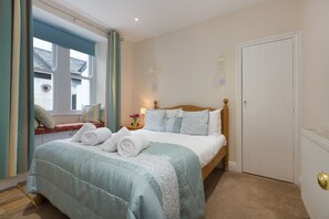 4 bedrooms, desk, iron/ironing board, WiFi