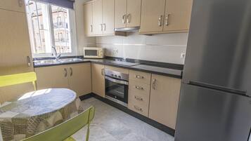 Een koelkast, een magnetron, een oven, een koffiezetapparaat/waterkoker