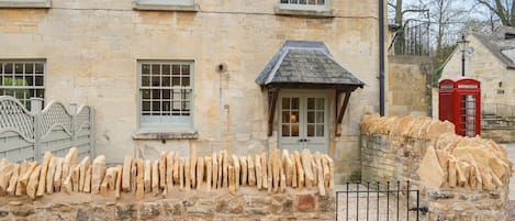 المنشأة من الخارج