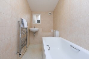 Combined shower/tub, hair dryer, soap, shampoo - 85 Back Road East - Sleeps 4 - Central St Ives (Saint Ives)
