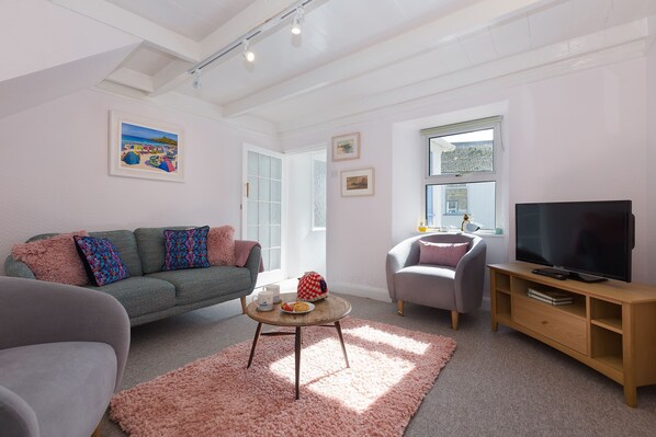 TV, fireplace - 85 Back Road East - Sleeps 4 - Central St Ives (Saint Ives)