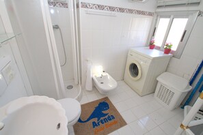 Baignoire, séchoir à cheveux, serviettes fournies, papier de toilette