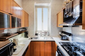 Fridge, stovetop, dishwasher, coffee/tea maker