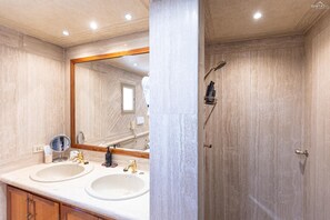 Douche, bidet, serviettes fournies