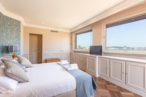 3 bedrooms, iron/ironing board, Internet, bed sheets - Trevi Luxury Penthouse (Rome)