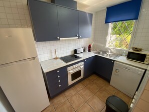 Kühlschrank, Mikrowelle, Ofen, Geschirrspüler