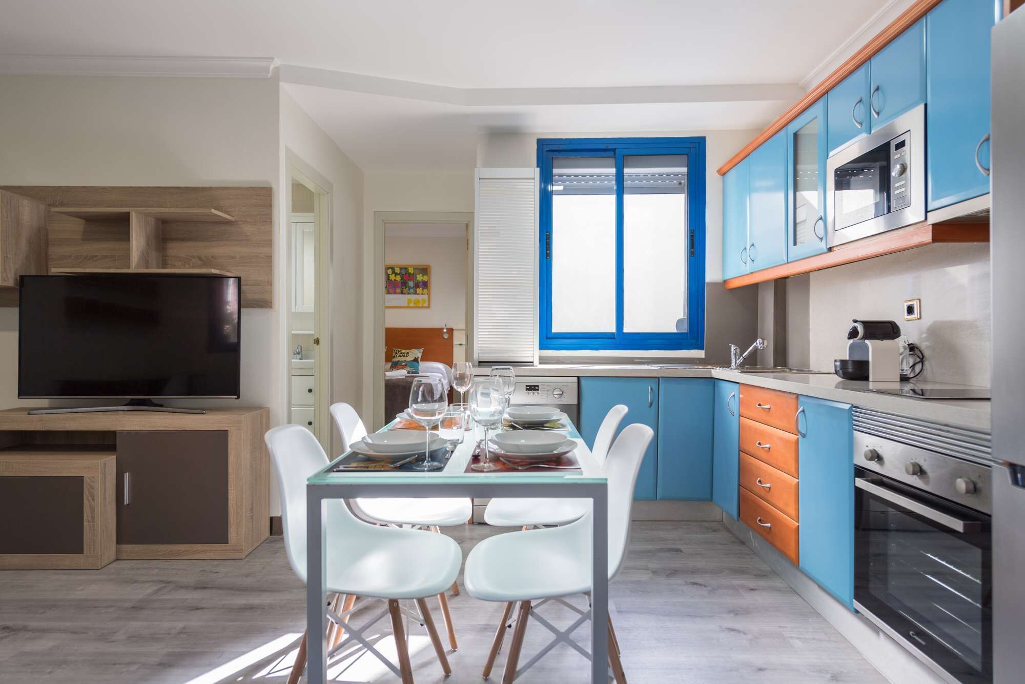 Refrigerador, microondas, horno y cafetera y tetera 