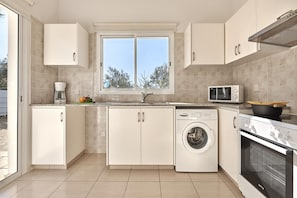 Een koelkast, een magnetron, een oven, een kookplaat