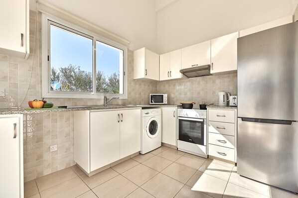 Een koelkast, een magnetron, een oven, een kookplaat