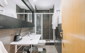 Shower, hair dryer, towels - Ramblas Apartment, Boqueria (Barcelona)