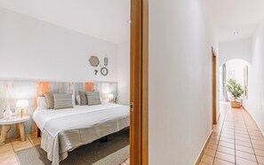 2 bedrooms, iron/ironing board, WiFi, bed sheets - Ramblas Apartment, Boqueria (Barcelona)