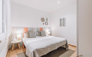 2 bedrooms, iron/ironing board, WiFi, bed sheets - Ramblas Apartment, Boqueria (Barcelona)