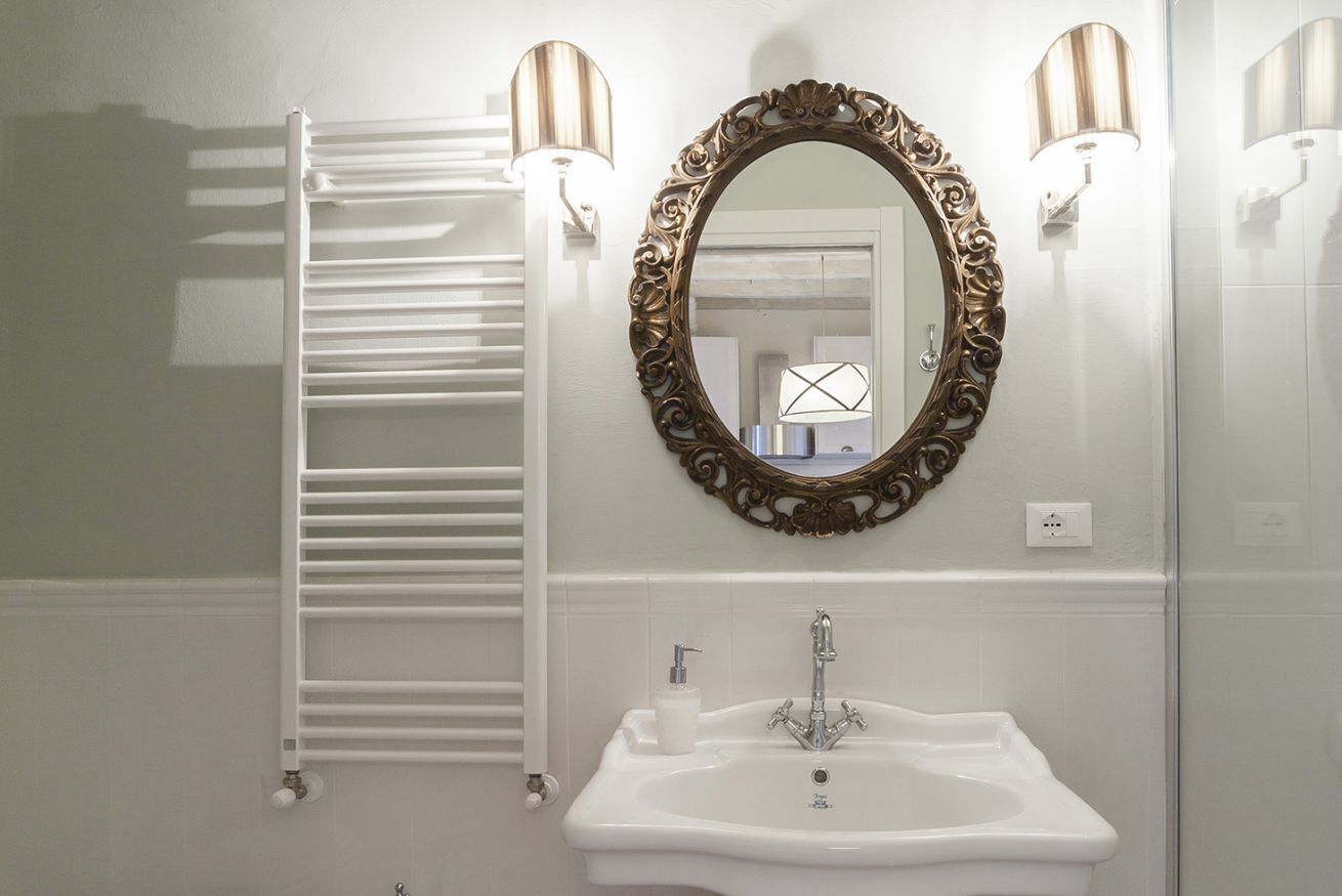 Douche, sèche-cheveux, bidet, serviettes fournies