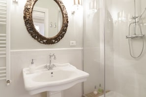 Dusche, Haartrockner, Bidet, Handtücher