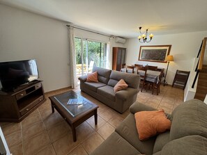 TV, fireplace - Daró 3D 48 - close to the beach, A/C, WiFi and parking (Torroella de Montgri)