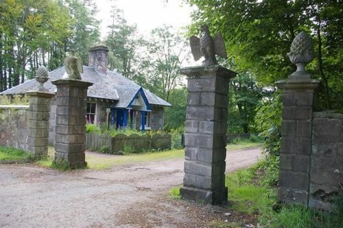 Eagle Lodge, Gatehouse next to A73, Self catering cottage, Pets welcome