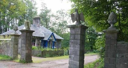 Eagle Lodge, Gatehouse next to A73, Self catering cottage, Pets welcome