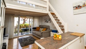Un appartement moderne doté d’un balcon, d’un coin repas et d’une cuisine.