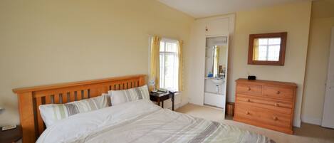 4 bedrooms, WiFi, bed sheets