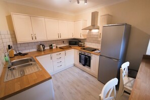 Lower Hampton (2 Bedrooms) | Private kitchen