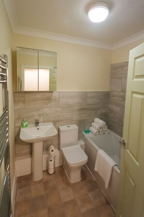 Apartment | Badezimmer | Kostenlose Toilettenartikel, Haartrockner, Handtücher