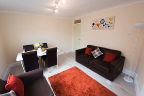 Lower Hampton (2 Bedrooms) | Living area
